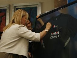 Angélica Fuentes (de espaldas) fue quien firmó el acuerdo con la marca refresquera. M. FREYRIA  /