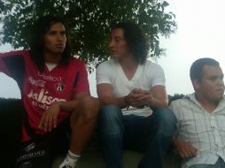 Andrés Guardado conversa con Hugo Ayala, en el entrenamiento de la tarde de hoy. G. LÓPEZ  /