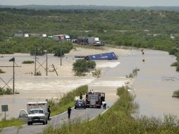 El caudal de los ríos afectó algunas carreteras de Tamaulipas, Nuevo León y Coahuila. EFE  /