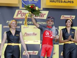 El ciclista portugués Sergio Paulinho, en el podio tras vencer de la décima etapa del Tour de Francia. AP  /