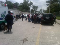 Paramédicos y personal del Semefo acudieron al lugar para trasladar el cuerpo y que pueda ser reclamado en la morgue. O RUVALCABA  /