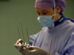 Ahora el paciente puede mover la cabeza y sonreír a sus familiares. EFE  /