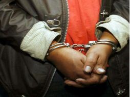 En una primera acción fueron detenidos el chofer de un autobús de pasajeros, y sus acompañantes. ARCHIVO  /