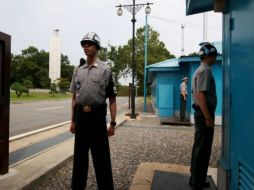 Soldados surcoreanos montan guardia en la Línea de Demarcación Militar en la Zona Desmilitarizada donde se lleva a cabo la reunión. EFE  /