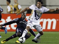 Martín Bravo (der) disputa el balón con Sainey Nyassi, hoy en el Gillette Stadium. AP  /