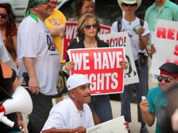 Activistas se manifiestan afuera del juzgado donde se analizan las demandas contra la SB 1070. AP  /