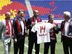 El francés Thierry Henry (centro) junto con los directivos del Red Bulls. REUTERS  /