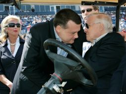 Sus hijos Hank (de saco) y Hal (al fondo) Este fue uno de los últimos juegos a los que fue Steinbrenner en 2008. AP  /