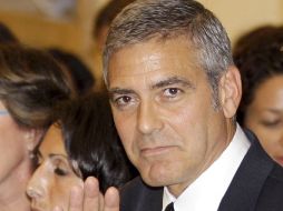 Clooney salió del tribunal escoltado por policías.  AP  /