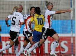 Alexandra Popp (der.) celebra tras anotar ante Colombia. SITIO WEB FIFA  /