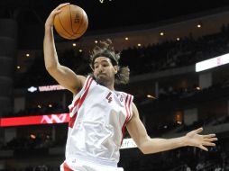 El mismo Luis Scola confirmó en su cuenta de “Twitter” que llegó a un acuerdo con Houston. AP  /