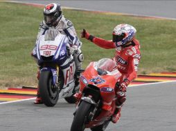 El piloto Casey Stoner, que quedó en segundo lugar, felicita a Lorenzo por clasificarse en primero. REUTERS  /