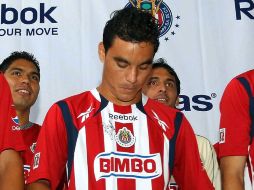 Omar Bravo deja Chivas, siendo apenas que el jueves presentó la nueva playera del Rebaño. MEXSPORT  /