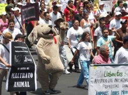 Durante la manifestación no faletaron las botargas alusivas a animales. EL UNIVERSAL  /