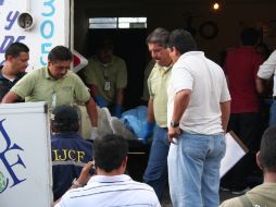 Personal del Semefo hizo el traslado de los cuerpos a la morgue para realizarles la necropsia de ley. M. PATIÑO  /