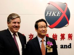 Josef Ackermann, director de Deutsche Bank, junto a Xiang Junbo, director de AgBank en China. REUTERS  /