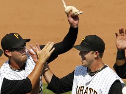 Paul Maholm (der) es felicitado por su compañero Zach Duke. AP  /