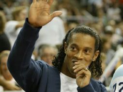 El futbolista, bailó y cantó con el rapero, causando la ovación del público. INFORMADOR ARCHIVO  /