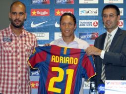Adriano Correia (centro), junto a Pep Guardiola (izq.), y el vicepresidente del club, Josep Maria Bartomeu. EFE  /