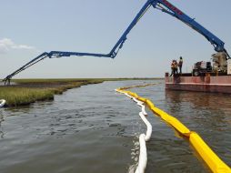 Una bomba de hormigón es utilizada para limpiar el aceite de las costas de la Isla Dry Bread, en Louisiana. REUTERS  /