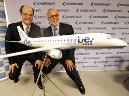 El jefe ejecutivo de Flybe, Jim French y El presidente de Embraer, Frederico Fleury. AFP  /