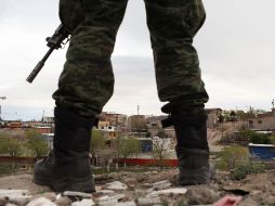 Un soldado vigila en una colonia de Ciudad Juárez. AFP  /
