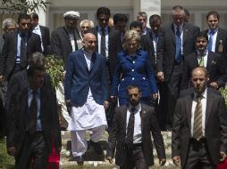 El presidente afgano Hamid Karzai, y la secretaria de Estado de la Unión Americana, Hillary Clinton. REUTERS  /