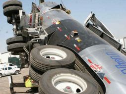 La volcadura del tráiler hizo que se rompieran los tanques que remolcaba, provocando el derrame de 80 litros de diesel. ARCHIVO  /