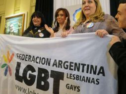 La presidenta de Argentina, posa junto a dirigentes de la Federación de Lesbianas, Gays, Bisexuales y Travestis. EFE  /