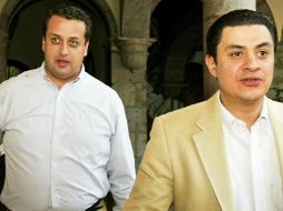 Hernán Cortés Berumen (izq.), acudió por la tarde de ayer al Congreso del Estado para sumarse a la reunión parlamentaria. E. BARRERA  /