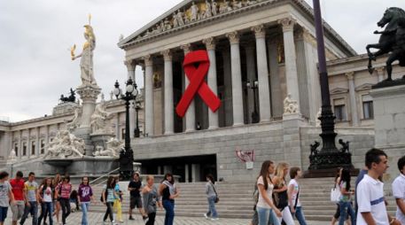 Un enorme moño rosa cuelga del edificio parlamentario de Viena, donde se llevó a cabo la Conferencia Internacional SIDA 2010. NTX  /