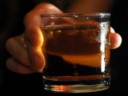 Las botellas de whisky, de la marca McKinlay & Co, fueron descubiertas a principios de este año. ESPECIAL  /