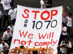 Manifestantes protestaron contra la ley SB 1070 de Arizona, afuera del palacio de justicia local de Phoenix. REUTERS  /