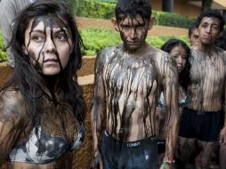 Alrededor de 20 personas se manifestaron por la falta de acciones ante el derrame. AFP  /