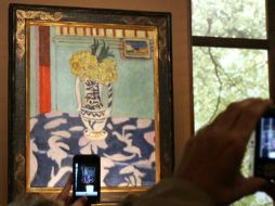 Imagen de una pintura de Matisse titulada 'Les coucous, tapis bleu et rose'. AP  /