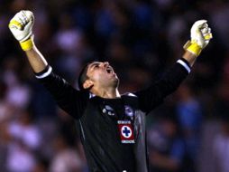 El portero del Cruz Azul, José de Jesús Corona, festeja un gol de su equipo. E. PACHECO  /