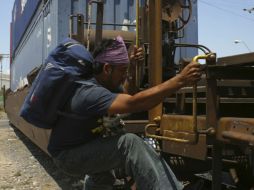 Un hombre aborda un tren en Hermosillo, después de haber fracasado en su intento por llegar al Estado de Arizona. REUTERS  /