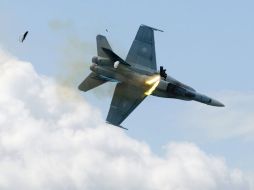 Quedan dudas acerca del origen de las fallas que hizo explotar el avión CF-18 en un aeropuerto en Canadá. AP  /