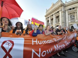 Varias personas participan en la marcha celebrada como parte de la décimo octava Conferencia Internacional sobre el Sida. EFE  /