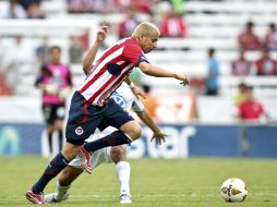 Adolfo Bautista conduce un balón ante la marca de un defensa del Puebla. E. PACHECO  /