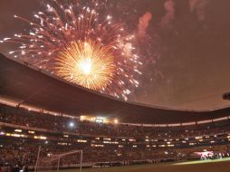 Al final del partido ante el Puebla, el Estadio Jalisco despidió a las Chivas con un espectáculo de pirotecnia. S. NÚÑEZ  /