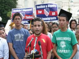 Un grupo de estudiantes latinos piden continuar con sus estudios, y condenan el arresto de otros manifestantes. EFE  /