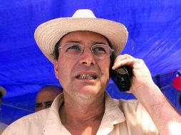 Un costarricense habla por teléfono celular. AFP  /