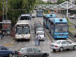 La complejidad en la movilidad urbana ofrece escenas con peatones, automovilistas y transporte público repartiendo espacio. A. CAMACHO  /