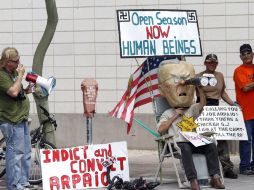 Un hombre con una máscara del sheriff de Maricopa, simula vigilar a los indocumentados, en una marcha contra la Ley SB 1070. REUTERS  /