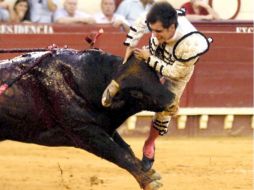 Arturo Macías sigue delicado tras haber sido cornado en España. EFE  /