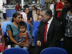 Recorrido del gobernador Emilio González por las instalaciones del nosocomio. M. FREYRÍA  /
