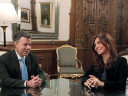 La presidenta argentina, Cristina Fernández de Kirchner, conversa con el presidente electo de Colombia Juan Manuel Santos. EFE  /