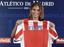 El brasileño Filipe Luis posa con su camiseta en su presentación con el Atlético de Madrid. EFE  /