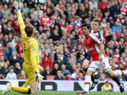 El delantero mexicano Carlos Vela (der.) durante su participación con el Arsenal. SITIO WEB ARSENAL  /